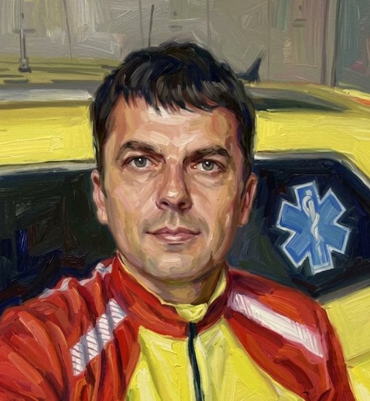 Malovaný portrét Lukáše Verfla v záchranářské bundě před sanitkou se symbolem hvězdy života